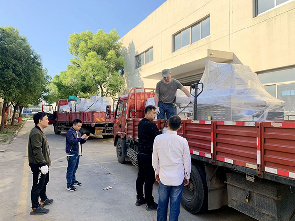 兩輛裝車的高速模切機(jī)